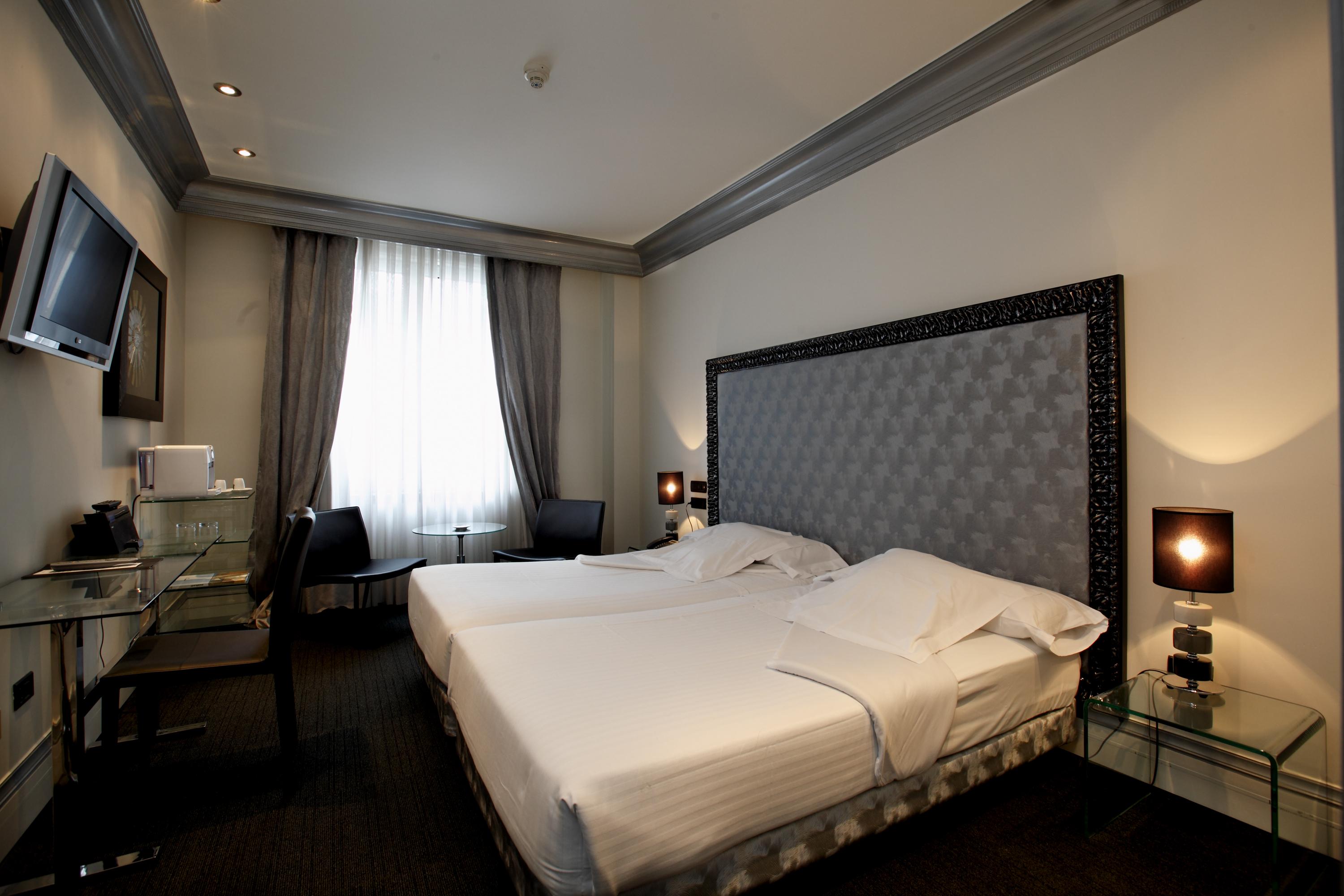 Hotel Lopez De Haro Бильбао Экстерьер фото A room at the hotel