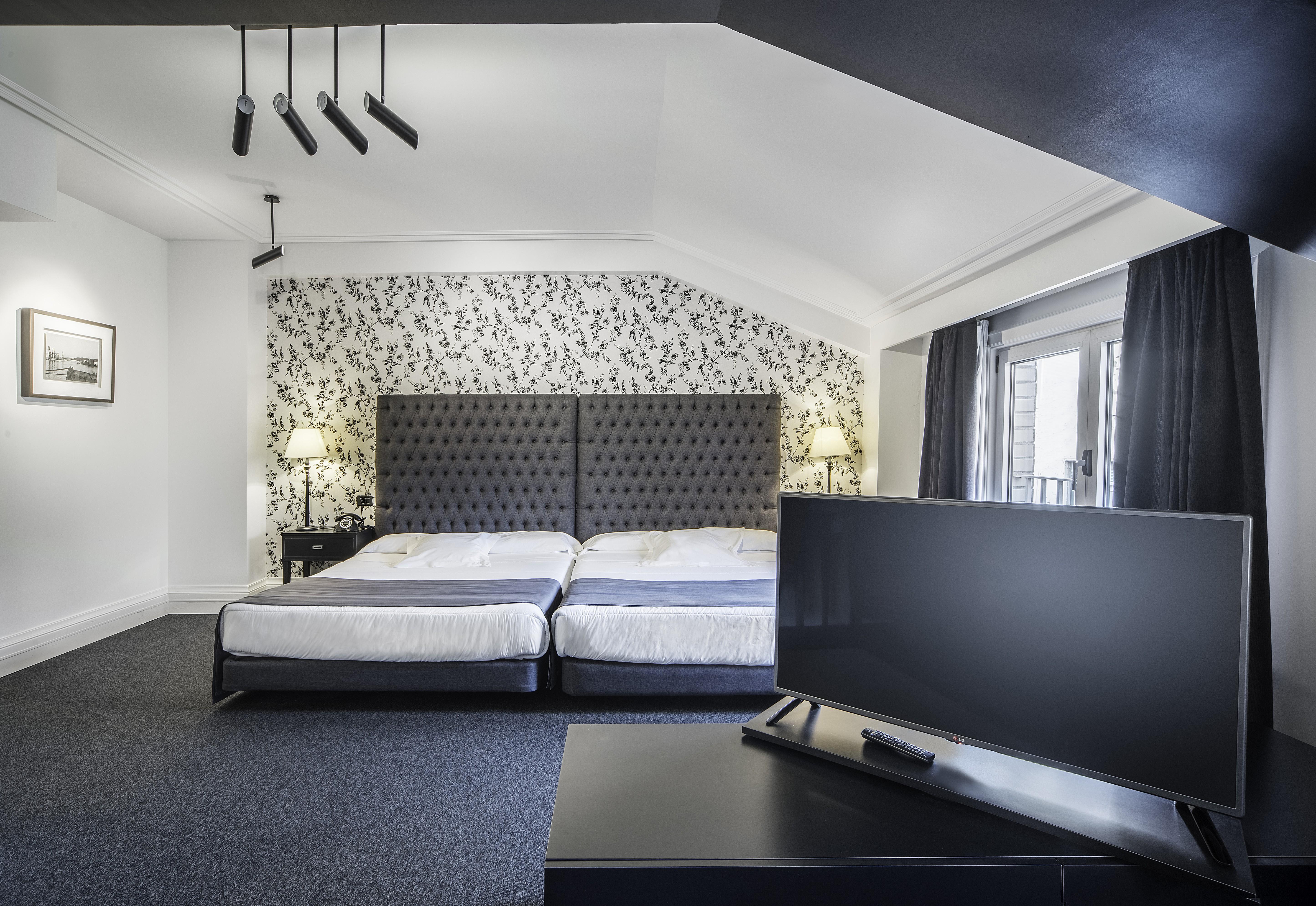 Hotel Lopez De Haro Бильбао Экстерьер фото A room at the hotel