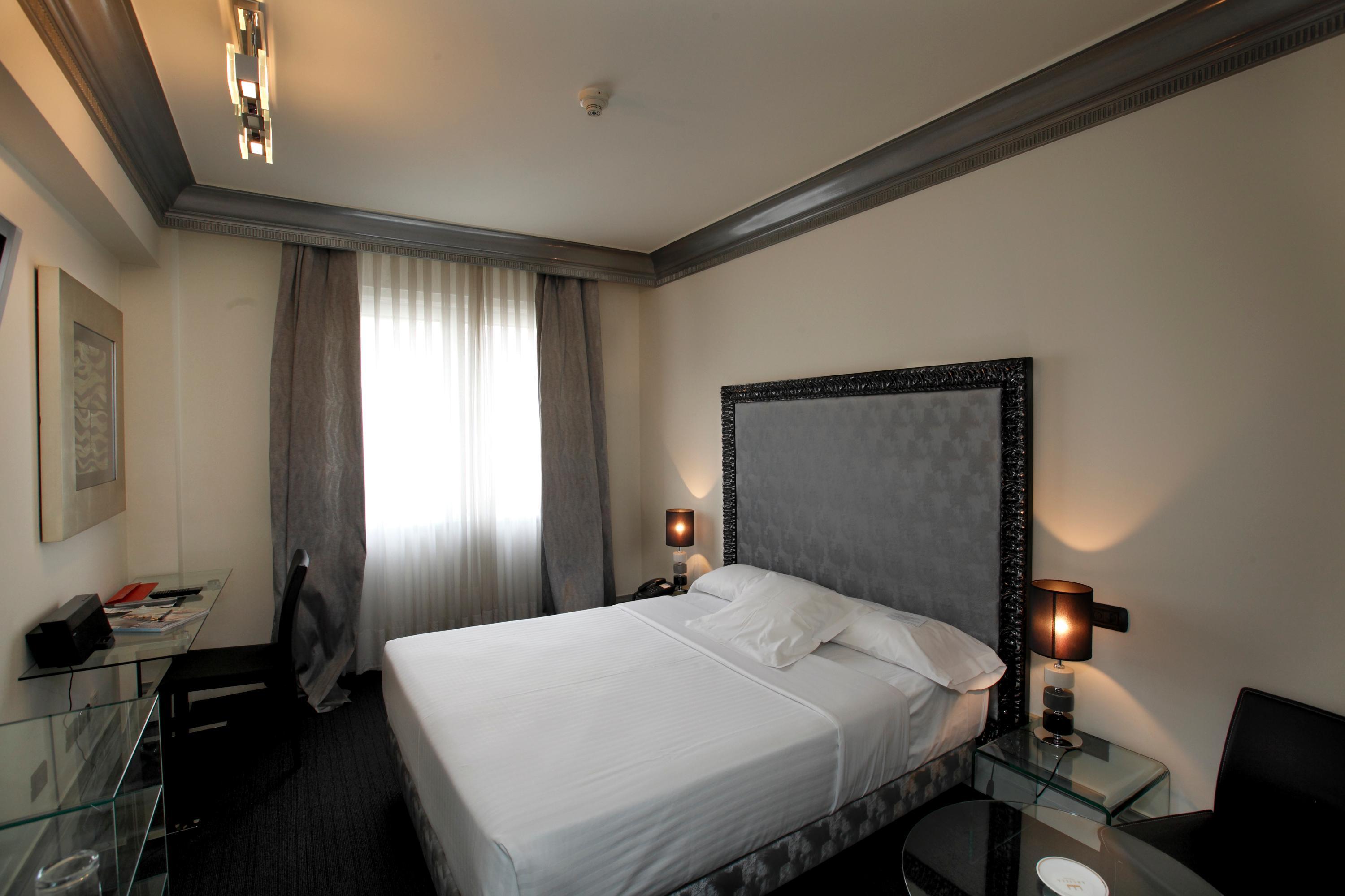 Hotel Lopez De Haro Бильбао Экстерьер фото A room at the hotel